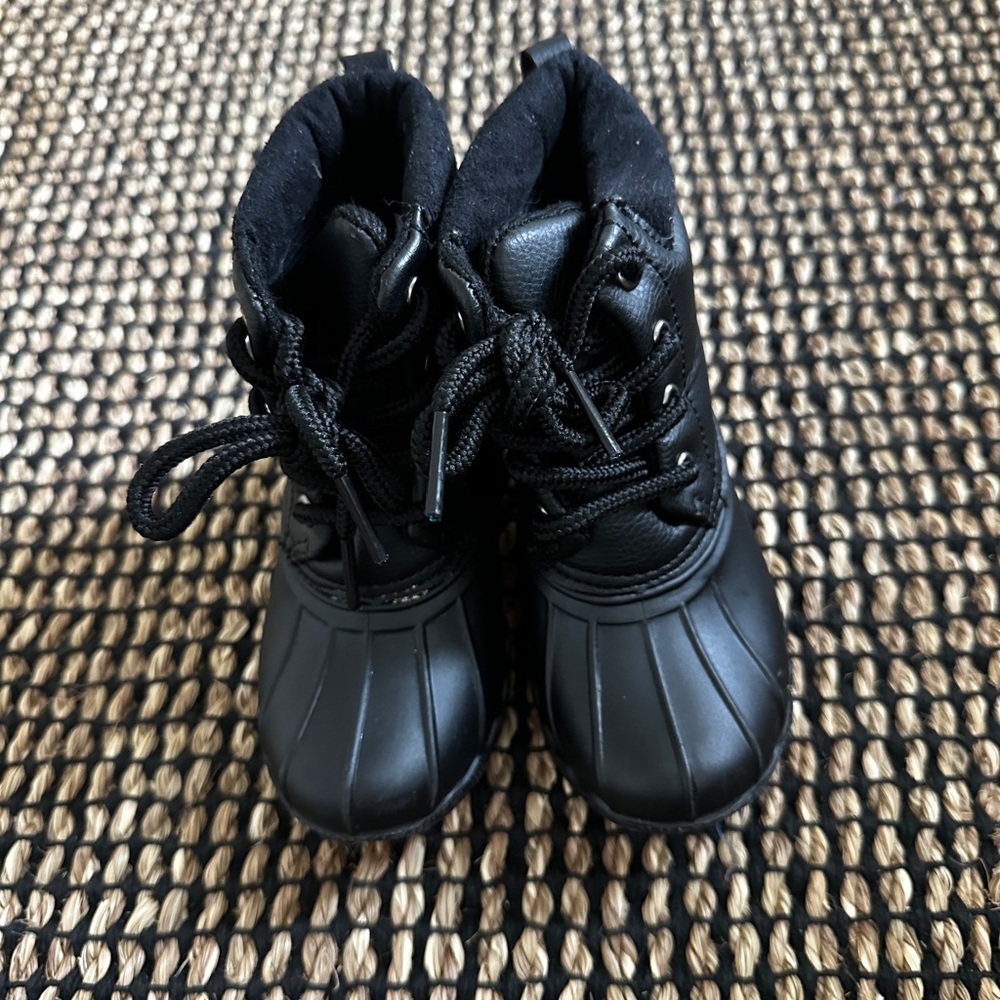American exchange toddler snow boots. Size 7. Black. Never worn.